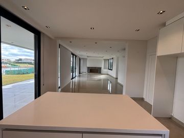 Excelente Casa en Barrio Marinas Puertos Escobar