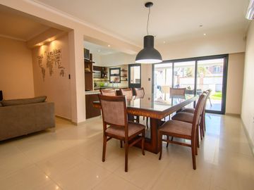 CASA A LA VENTA URQUIZA