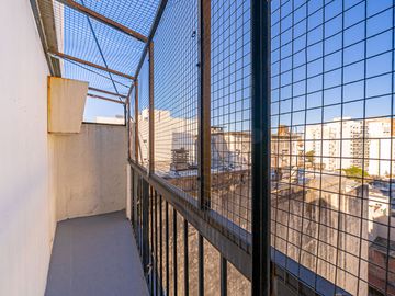 2 AMBIENTES SEMIPISO BALCON TERRAZA APTO CREDITO