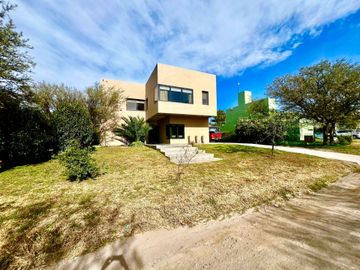 Venta Valle del golf casa 4 dormitorios con pileta