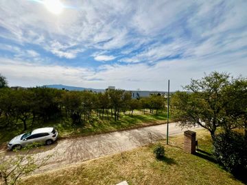Venta Valle del golf casa 4 dormitorios con pileta