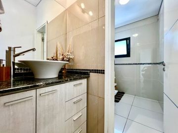 Venta Valle del golf casa 4 dormitorios con pileta