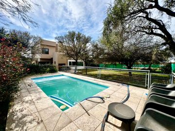 Venta Valle del golf casa 4 dormitorios con pileta