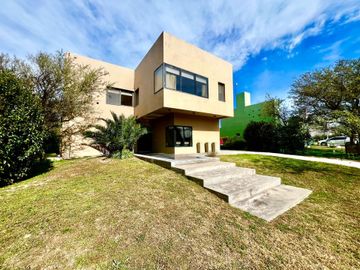 Venta Valle del golf casa 4 dormitorios con pileta
