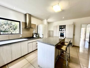 Venta Valle del golf casa 4 dormitorios con pileta