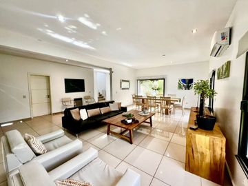 Venta Valle del golf casa 4 dormitorios con pileta