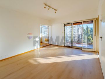 Venta semi piso 3 amb c doble balcón. Caballito