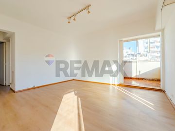 Venta semi piso 3 amb c doble balcón. Caballito