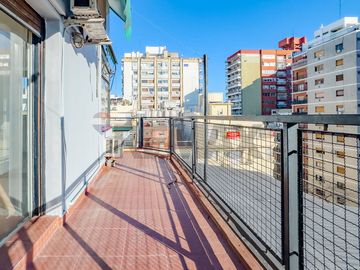 Venta semi piso 3 amb c doble balcón. Caballito