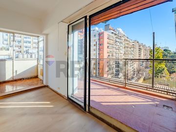 Venta semi piso 3 amb c doble balcón. Caballito