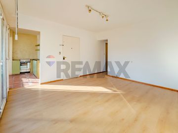 Venta semi piso 3 amb c doble balcón. Caballito
