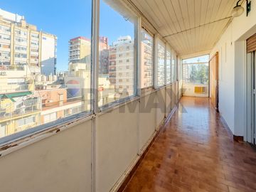 Venta semi piso 3 amb c doble balcón. Caballito