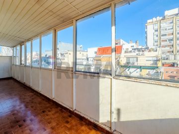 Venta semi piso 3 amb c doble balcón. Caballito
