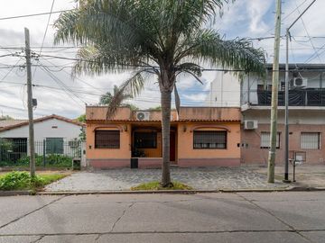 VENTA CASA 3 AMBIENTES C/ JARDIN JOSE LEON SUAREZ