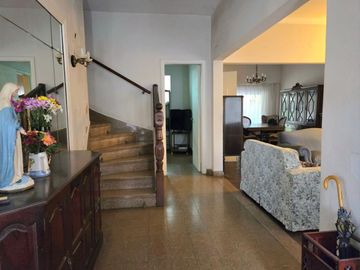 CASA 4 DORMITORIOS CON JARDIN Y COCHERA EN OLIVOS