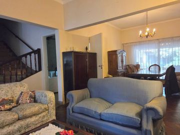 CASA 4 DORMITORIOS CON JARDIN Y COCHERA EN OLIVOS