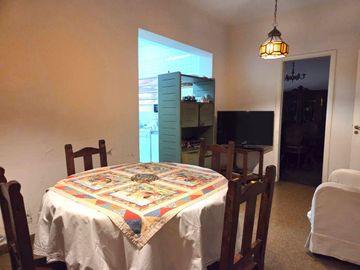 CASA 4 DORMITORIOS CON JARDIN Y COCHERA EN OLIVOS