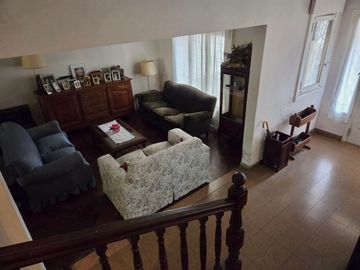 CASA 4 DORMITORIOS CON JARDIN Y COCHERA EN OLIVOS