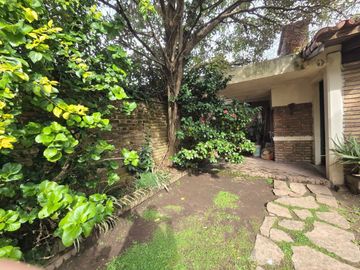 CASA 4 DORMITORIOS CON JARDIN Y COCHERA EN OLIVOS