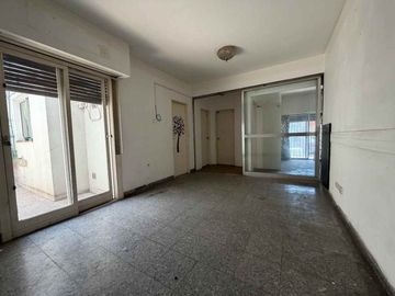 VENTA PH 3 AMB C TERRAZA PATIO Y BALCÓN EN LINIERS