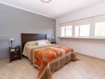 CASA EN VENTA BERISSO 2 DORMITORIOS PATIO COCHERAS