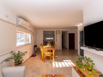 CASA EN VENTA BERISSO 2 DORMITORIOS PATIO COCHERAS