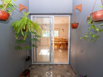 CASA EN VENTA BERISSO 2 DORMITORIOS PATIO COCHERAS
