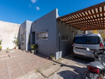 CASA EN VENTA BERISSO 2 DORMITORIOS PATIO COCHERAS