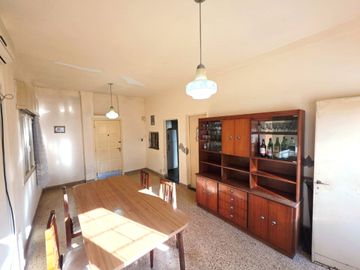 VENTA CASA 4 AMBIENTES EN TERRENO 300 M2 CASEROS