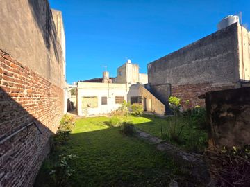 VENTA CASA 4 AMBIENTES EN TERRENO 300 M2 CASEROS