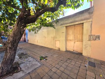 VENTA CASA 4 AMBIENTES EN TERRENO 300 M2 CASEROS