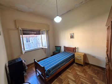 VENTA CASA 4 AMBIENTES EN TERRENO 300 M2 CASEROS