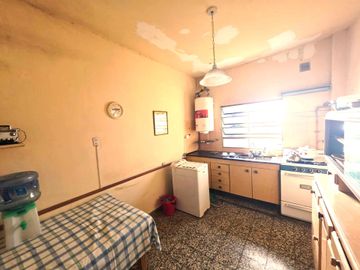 VENTA CASA 4 AMBIENTES EN TERRENO 300 M2 CASEROS