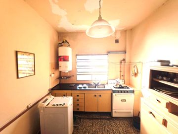VENTA CASA 4 AMBIENTES EN TERRENO 300 M2 CASEROS