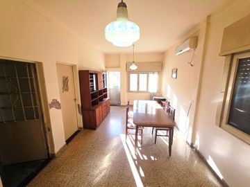 VENTA CASA 4 AMBIENTES EN TERRENO 300 M2 CASEROS