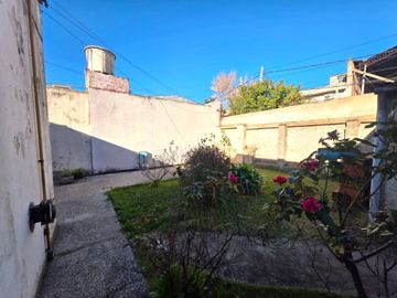 VENTA CASA 4 AMBIENTES EN TERRENO 300 M2 CASEROS