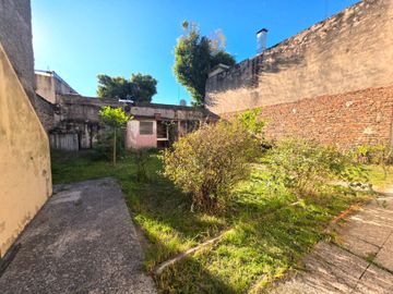 VENTA CASA 4 AMBIENTES EN TERRENO 300 M2 CASEROS