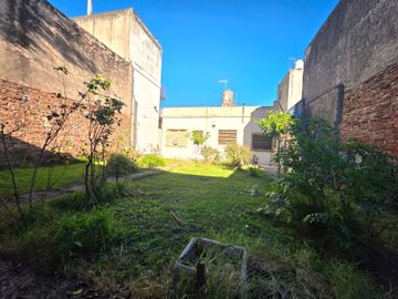 VENTA CASA 4 AMBIENTES EN TERRENO 300 M2 CASEROS