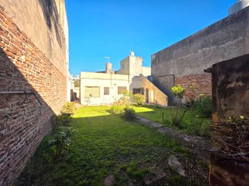 VENTA CASA 4 AMBIENTES EN TERRENO 300 M2 CASEROS