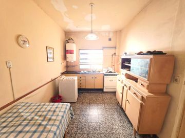 VENTA CASA 4 AMBIENTES EN TERRENO 300 M2 CASEROS