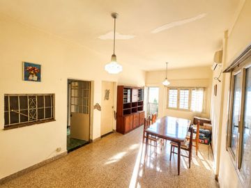 VENTA CASA 4 AMBIENTES EN TERRENO 300 M2 CASEROS