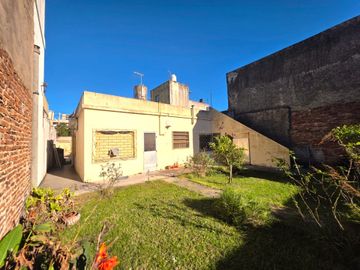 VENTA CASA 4 AMBIENTES EN TERRENO 300 M2 CASEROS