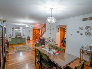 CASA TRIPLEX MARTINEZ 5 AMB COCHERA Y QUINCHO