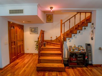 CASA TRIPLEX MARTINEZ 5 AMB COCHERA Y QUINCHO