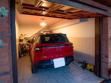 CASA TRIPLEX MARTINEZ 5 AMB COCHERA Y QUINCHO
