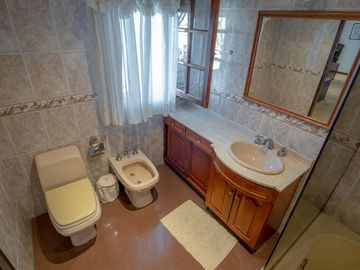 CASA TRIPLEX MARTINEZ 5 AMB COCHERA Y QUINCHO