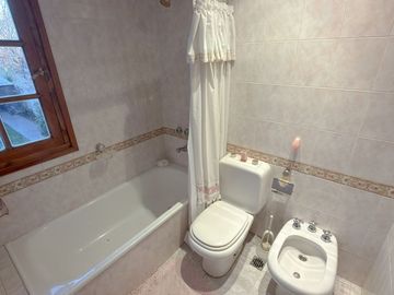 CASA TRIPLEX MARTINEZ 5 AMB COCHERA Y QUINCHO