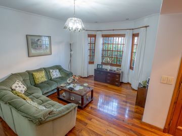 CASA TRIPLEX MARTINEZ 5 AMB COCHERA Y QUINCHO