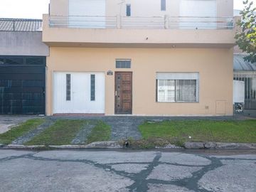 VENTA PH 4 AMBIENTES CON PATIO COCHERA EN WILDE