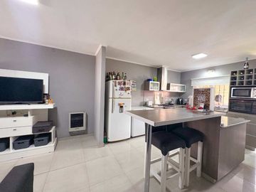 VENTA CASA 3 DORMITORIOS CON PILETA - FISHERTON